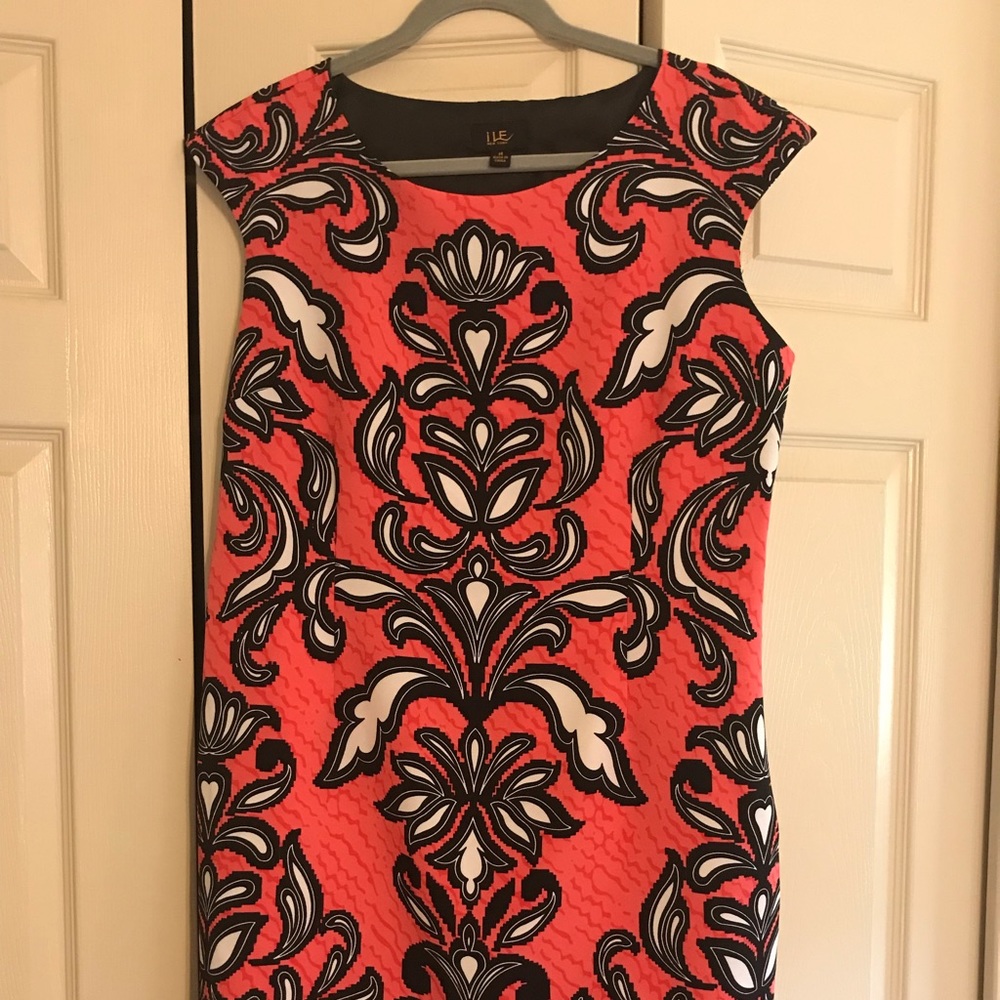 ❤️ ILE New York shift dress Sz. 14 NWOT. Silky/dressy!  Slimming design!